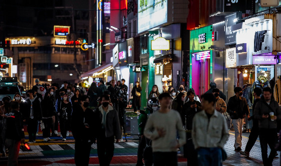 14일 뉴시스에 따르면 서울 마포경찰서는 13일 오전 3시쯤 서울 마포구 홍대 앞 거리의 한 술집에서 주취 상태로 시비가 붙었다 이를 말리던 다른 외국인 손님을 때린 혐의를 받는 20대 주한미군을 체포했다고 밝혔다./사진=뉴스1