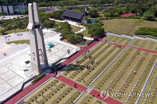 14일 5.18 묘역을 찾은 참배객의 발길이 이어지고 있다.[연합]