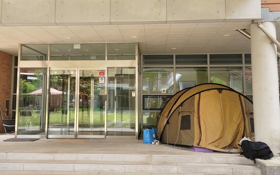 강원도내 한 고교 여학생 기숙사 앞에 설치된 텐트. [연합]