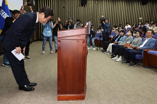 이재명 더불어민주당 대표가 14일 국회에서 열린 당 의원총회에 참석해 사과 인사하고 있다. [연합]