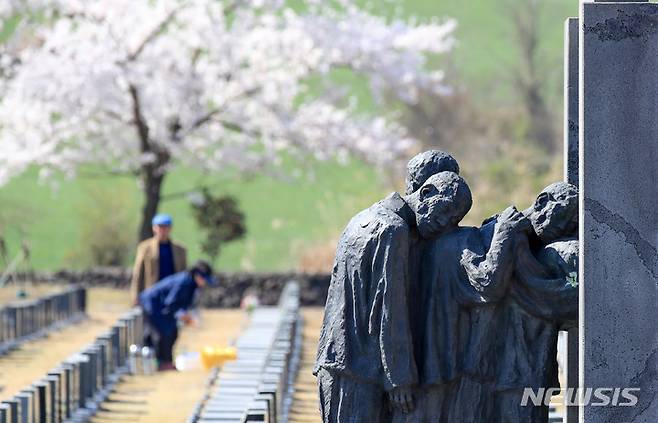 [제주=뉴시스] 우장호 기자 = 제75주년 제주4·3 추념일을 하루 앞둔 2일 오전 제주시 봉개동 제주4·3평화공원 행방불명인 표지에 유족들의 참배 발걸음이 이어지고 있다. 2023.04.02. woo1223@newsis.com