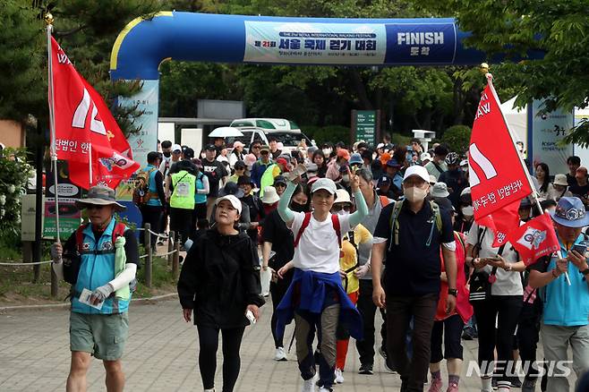 [서울=뉴시스] 조성봉 기자= 14일 오전 서울 중구 한옥마을에서 열린 21회 서울 국제 걷기 대회에서 참가자들이 출발하고 있다. 서울 국제 걷기 대회 이틀째인 이날은 남산골 한옥마을에서 출발해 서울시청광장, 청계천 등을 걸어 다시 한옥마을로 돌아오는 3개 코스(5km, 10km, 25km)를 운영한다. 2023.05.14. suncho21@newsis.com