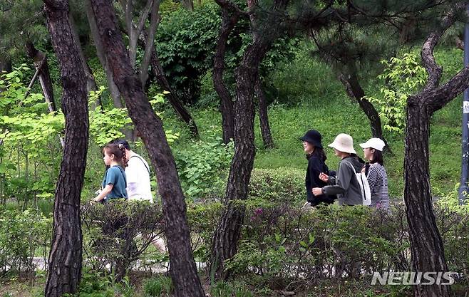 [서울=뉴시스] 조성봉 기자= 14일 오전 서울 중구 한옥마을에서 열린 21회 서울 국제 걷기 대회에서 참가자들이 숲길을 걷고 있다. 서울 국제 걷기 대회 이틀째인 이날은 남산골 한옥마을에서 출발해 서울시청광장, 청계천 등을 걸어 다시 한옥마을로 돌아오는 3개 코스(5km, 10km, 25km)를 운영한다. 2023.05.14. suncho21@newsis.com