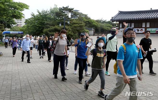 [서울=뉴시스] 조성봉 기자= 14일 오전 서울 중구 한옥마을에서 열린 21회 서울 국제 걷기 대회에서 참가자들이 출발하고 있다. 서울 국제 걷기 대회 이틀째인 이날은 남산골 한옥마을에서 출발해 서울시청광장, 청계천 등을 걸어 다시 한옥마을로 돌아오는 3개 코스(5km, 10km, 25km)를 운영한다. 2023.05.14. suncho21@newsis.com