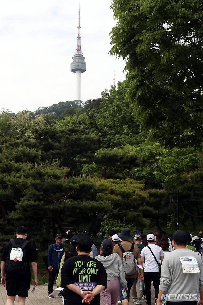 [서울=뉴시스] 조성봉 기자= 14일 오전 서울 중구 한옥마을에서 열린 21회 서울 국제 걷기 대회에서 참가자들이 출발하고 있다. 서울 국제 걷기 대회 이틀째인 이날은 남산골 한옥마을에서 출발해 서울시청광장, 청계천 등을 걸어 다시 한옥마을로 돌아오는 3개 코스(5km, 10km, 25km)를 운영한다. 2023.05.14. suncho21@newsis.com