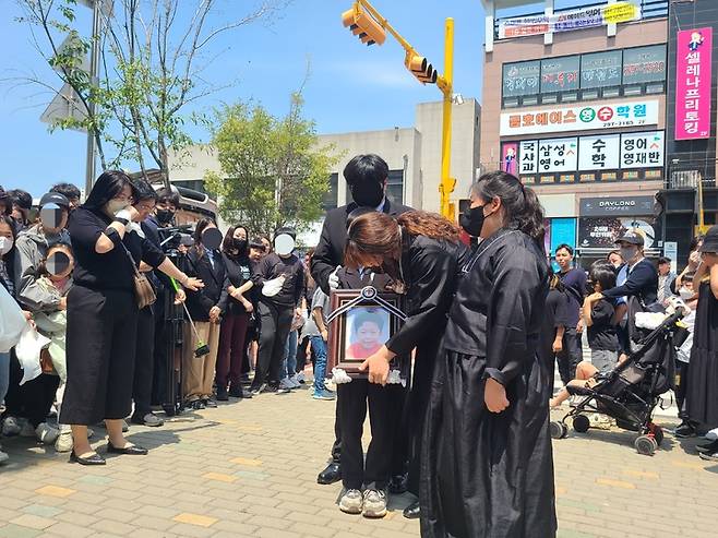 [수원=뉴시스] 양효원 기자 = 신호 위반 버스에 치여 사망한 조은결(8)군 발인식이 엄수된 14일 오후 유족이 조군 영정사진을 들고 조군이 다니던 학교를 찾았다. 2023.5.14. hyo@newsis.com *재판매 및 DB 금지