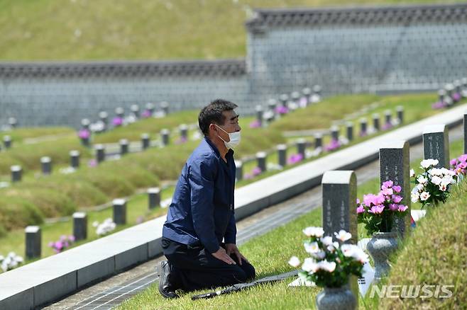 [광주=뉴시스] 김혜인 기자 = 14일 오전 광주 북구 운정동 국립5·18민주묘지에서 참배 발길이 이어지고 있다. 2023.05.14.hyein0342@newsis.com