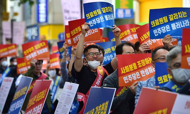 지난 11일 대구 중구 동성로에서 대구경북 보건복지의료연대 회원들이 간호법 국회 본회의 통과를 규탄하는 집회를 열고 구호를 외치고 있다. 뉴시스