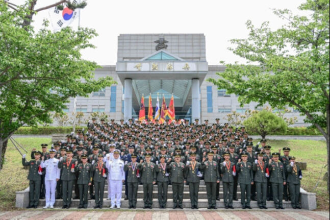 해병대 교육훈련단은 지난 12일 해병대 연병장에서 김계환 해병대사령관 주관으로 '해병대 부사관 400기' 임관식을 거행한 가운데 참석자들이 파이팅을 외치고 있다. 해병대 교육훈련단 제공