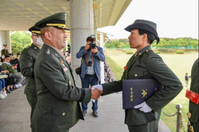 12일 경북 포항 해병대 교육훈련단에서 열린 해병대 부사관 400기 임관식에서 김계환(왼쪽) 해병대사령관이 국방부장관상을 받은 정채원 하사와 악수하고 있다.