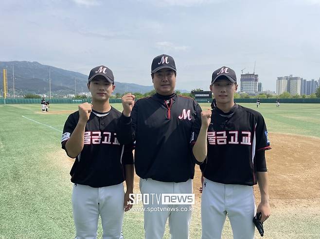 ▲물금고 공민서, 강승영 감독, 강도경(왼쪽부터)이 파이팅을 외치고 있다. ⓒ양산, 최민우 기