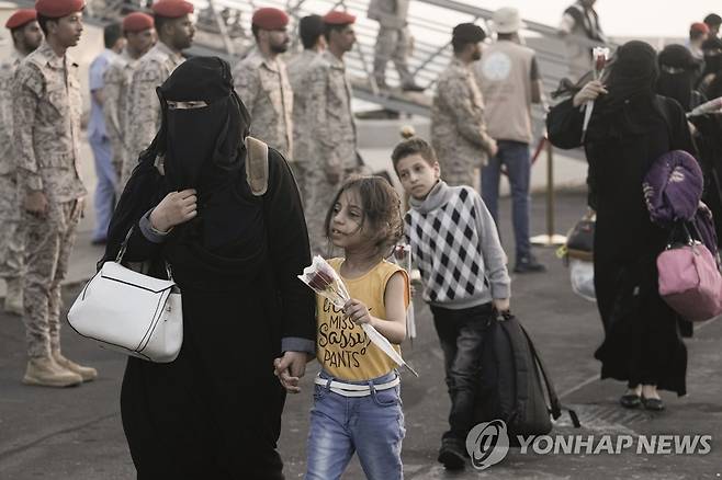 수단 탈출 외국인들 [AP 연합뉴스 자료사진. 재판매 및 DB 금지]