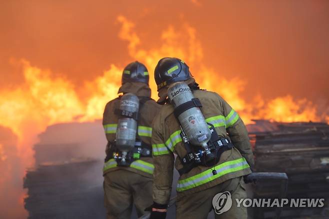 화마와 싸우는 소방관 [인천시 제공]