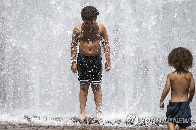 미국 오리건주 포틀랜드에 닥친 폭염에 분수대에서 더위 식히는 아이들 [AP=연합뉴스(The Oregonian via AP). 재판매 및 DB 금지]