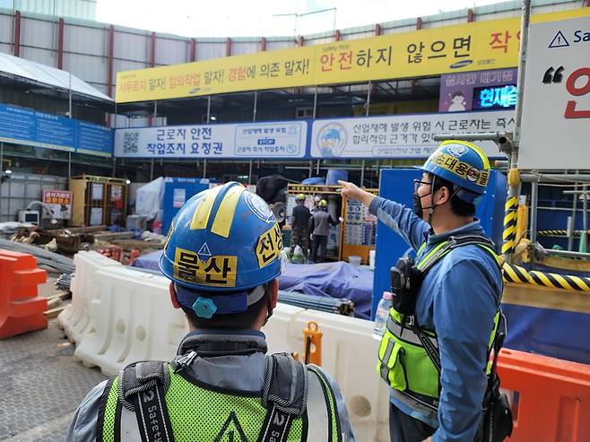 삼성물산 현장에 설치된 작업중지권 홍보 현수막 [삼성물산 제공]