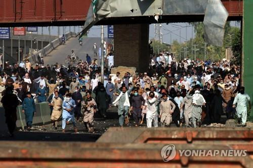 파키스탄 반정부 시위 지난 10일 파키스탄 페샤와르에서 시위하는 임란 칸 전 총리 지지자들.
[EPA 연합뉴스 자료사진. 재판매 및 DB 금지]