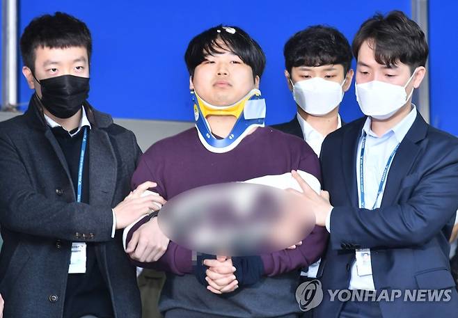 박사방 운영자 조주빈 검찰 송치 (서울=연합뉴스) 정하종 기자 = 미성년자를 포함한 여성을 협박해 성 착취 불법 촬영물을 제작하고 유포한 텔레그램 '박사방' 운영자 조주빈이 25일 오전 서울 종로경찰서에서 검찰로 송치되고 있다. 2020.3.25 chc@yna.co.kr