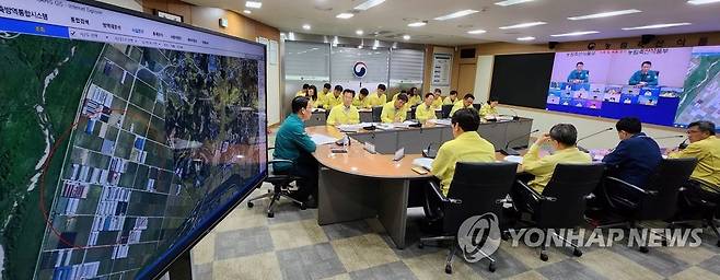 농식품부, 구제역 발생 긴급 방역회의 (서울=연합뉴스) 김인중 농림축산식품부 차관이 11일 구제역 발생과 관련해 농림축산식품부, 행정안전부, 농림축산검역본부 등이 참여한 긴급 방역회의를 주재하고 있다. 
    앞서 10일 충북 청주 소재 한우 농장 2곳에서 구제역이 확인됐다. 
    농식품부는 구제역 확산 방지를 위해 해당 농장에 초동방역팀·역학조사반을 파견해 외부인·가축·차량의 농장 출입을 통제하고, 소독 및 역학조사 등 긴급방역 조치 중이다. 해당 농장에서 사육 중인 한우 전 두수(360여 두)는 긴급행동지침(SOP) 등에 따라 살처분할 계획이다. 2023.5.11 [농림축산식품부 제공. 재판매 및 DB 금지] photo@yna.co.kr