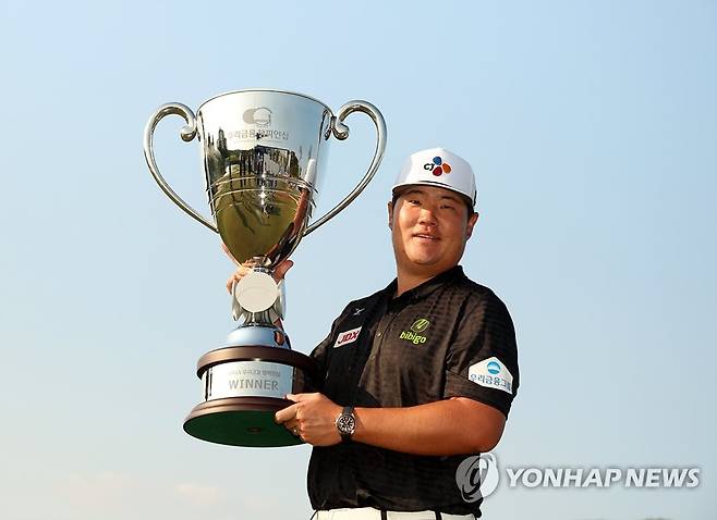 우리금융 챔피언십 우승 트로피 들어 보이는 임성재 [KPGA 제공. 재판매 및 DB 금지]