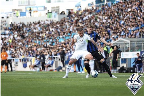 경합 벌이는 전북 안드레(왼쪽)와 인천 델브리지 [한국프로축구연맹 제공. 재판매 및 DB 금지]