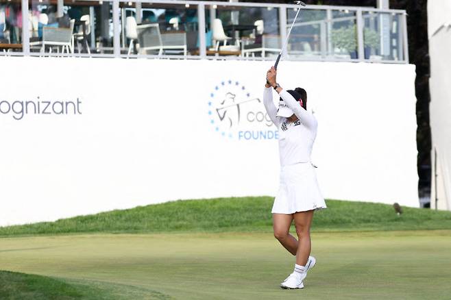 고진영이 15일 열린 LPGA 투어 코그니전트 파운더스 컵 최종 4라운드 18번홀에서 6m 버디를 잡고 두 팔을 번쩍 들며 기뻐하고 있다.(사진=AFPBBNews)