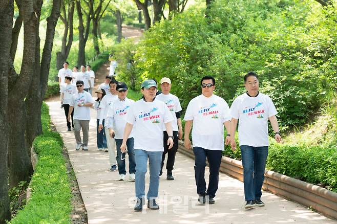 대한항공은 지난 5월 13일 부천종합운동장에서 대한항공 노동조합 창립 59주년 기념 ‘노사 한마음 걷기’ 행사를 개최했다.(사진=대한항공)