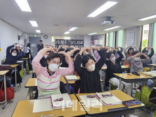 15일 서울 마포구 일성여자중고등학교에서 열린 스승의 날 행사에서 학생들이 손으로 하트를 만들며 스승에 대한 고마움을 표현하고 있다.(사진=이영민 수습기자)