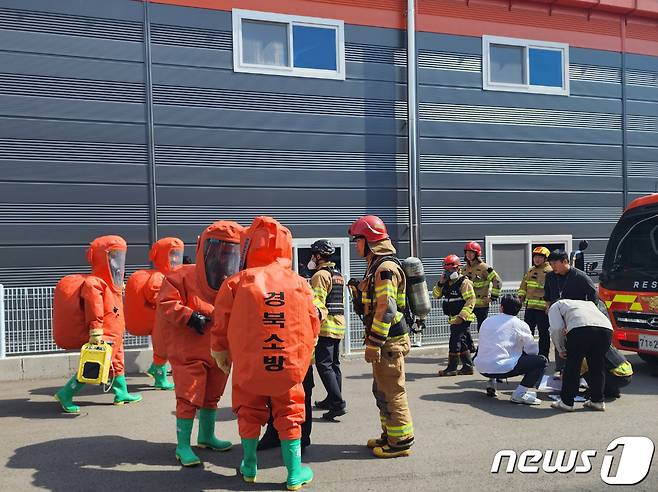 15일 오전 8시 58분쯤 경북 구미시 공단동 한 반도체 부품 제조공장에서 화학약품 유출사고가 발생해 출동한 소방관 등 관계자들이 안전조치를 취하고 있다. (구미시 제공) 2023.5.15/뉴스1