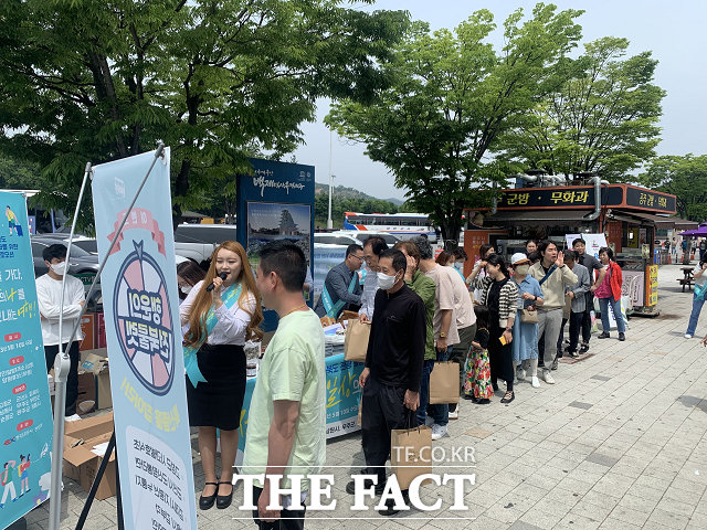 한국도로공사 전북본부(본부장 김형규)와 전라북도 10개 지자체는 지난 10일 정안(천안논산) 및 망향(경부선)휴게소를 이용하는 고객들에게 전북지역 관광 홍보에 나섰다. /도공전북본부