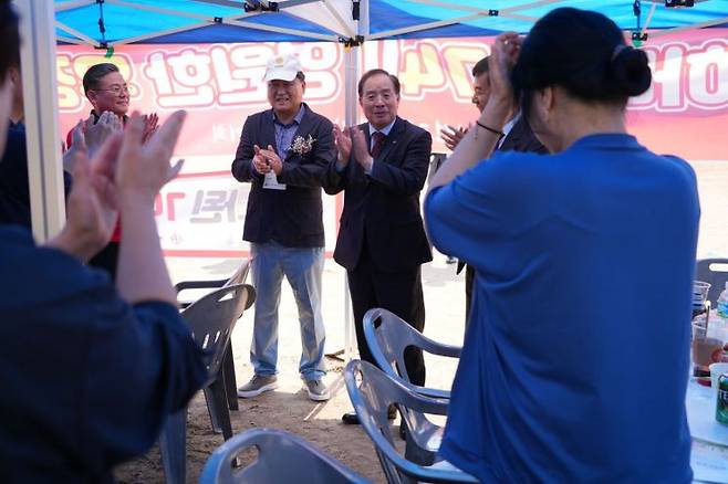 ‘개성고등학교 총동창회 개교 128주년 제46회 백양 가족 한마음 체육대회’에 참석한 하윤수 교육감(왼쪽 3번째)의 모습.