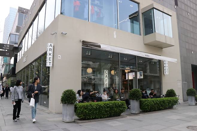 스웨덴 브랜드 아르켓의 중국 베이징 매장과 카페. /베이징=김남희 특파원