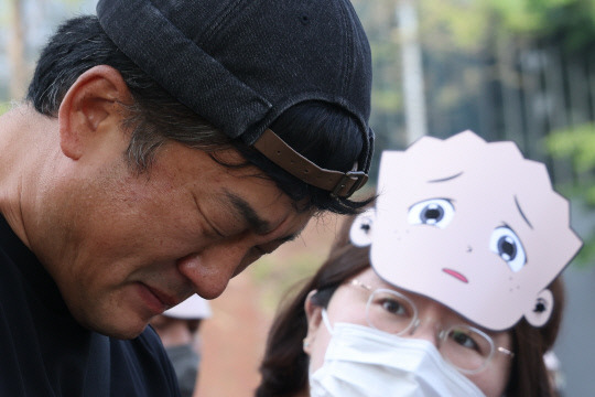 15일 경기도 파주시 문발동 형설출판사 앞에서 열린 '검정고무신' 장례 집회에서 고(故) 이우영 작가의 동생 이우진 작가가 발언 중 눈물을 흘리고 있다. 사진=연합뉴스