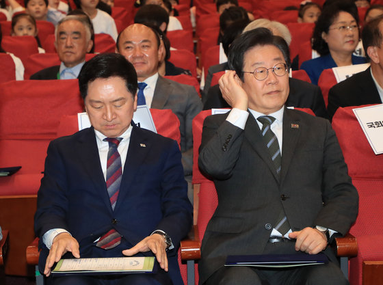 김기현 국민의힘 대표와 이재명 더불어민주당 대표가 4일 서울 여의도 국회 의원회관에서 열린 어린이 안전 헌장 선포식에 참석 하고 있다. 뉴스1