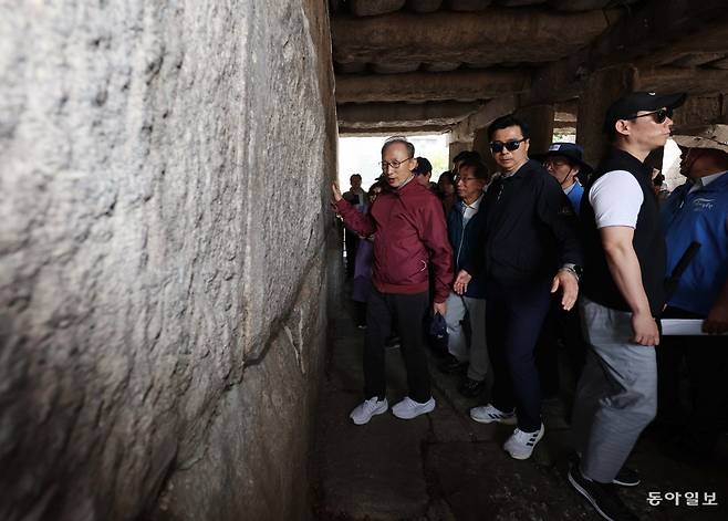 이명박 전 대통령이 15일 서울 청계천 광통교에서 ‘청계천을 사랑하는 모임(청사모)’ 회원들과 교각을 살펴보고 있다. 사진공동취재단