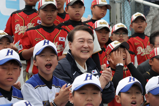 윤석열 대통령이 휴일인 14일 서울 용산 어린이정원 내 어린이야구장에서 열린 2023 대통령실 초청 전국 유소년 야구대회 서울 가동초-대전 신흥초 결승 경기에서 어린이 야구선수들과 함께 관전하고 있다.연합뉴스