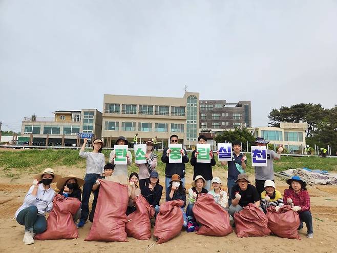 경기관광공사, 경기연구원, 경기복지재단이 화성시 궁평 솔밭해수욕장에서 해안정화활동을 실시했다. 경기관광공사 제공