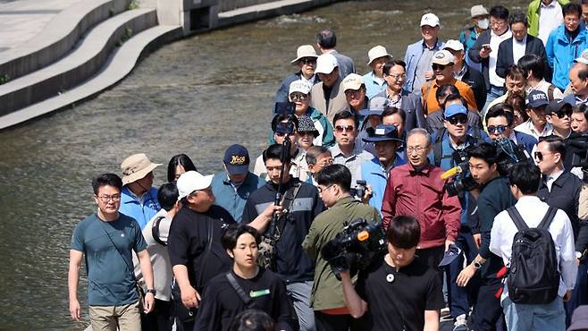 이명박 전 대통령이 15일 서울 청계천에서 옛 참모들과 함께 산책하고 있다. 사진=서동일 기자