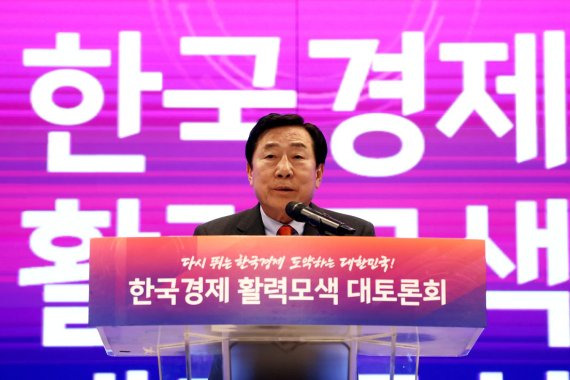 15일 김기문 중소기업중앙회장이 서울 여의도 중기중앙회에서 열린 '한국경제 활력모색 대토론회'에서 인사말을 하고 있다. 중소기업중앙회 제공