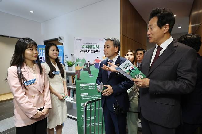 ‘청년정책의 산실’ 둘러보는 吳시장오세훈 서울시장(오른쪽 첫번째)과 이종섭 국방부 장관이 15일 서울 용산구 서울시청년활동지원센터에서 '서울시-국방부 청년정책 업무협약식'을 마친 뒤 센터를 둘러보고 있다. 연합뉴스