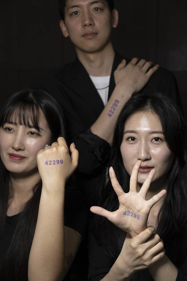 직업코드 ‘42299’를 팔과 손에 그린 타투이스트들. 김진수 선임기자 jsk@hani.co.kr