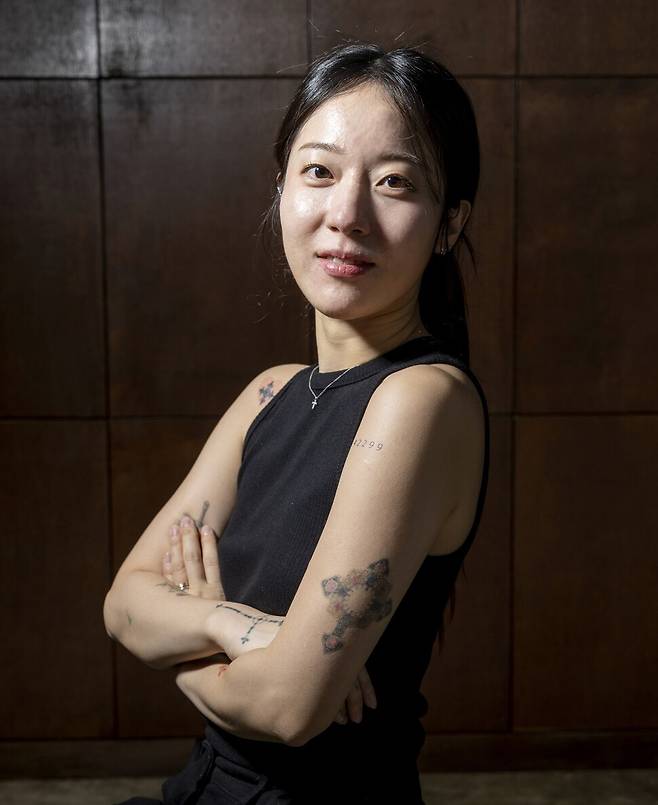 타투유니온 윤지수 지회장이 팔에 타투이스트 직업코드 ‘42299’를 새기고 자세를 취했다. 김진수 선임기자 jsk@hani.co.kr