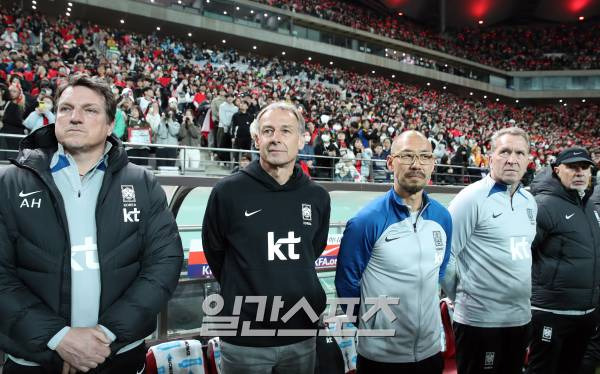 위르겐 클린스만 감독이 이끄는 대한민국 축구대표팀이 28일 오후 서울 마포구 서울월드컵경기장에서 우루과이를 상대로 평가전을 가졌다. 경기 전 클린스만 감독과 코치진이 벤치에 서 있다. 상암=김민규 기자 mgkim1@edaily.co.kr /2023.03.28/