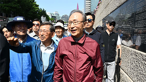 청계천 산책하는 이명박 전 대통령