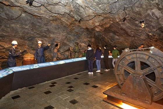 권양기가 전시된 근대역사관에는 일제강점기부터 현재까지 광명동굴의 역사를 한눈에 살펴볼 수 있다.