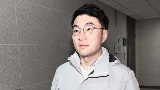 민주당 김남국 의원이 전날(14일) 오전 국회 의원실로 출근하고 있다. 김 의원은 출근 후 페이스북을 통해 탈당을 선언했다. 연합뉴스