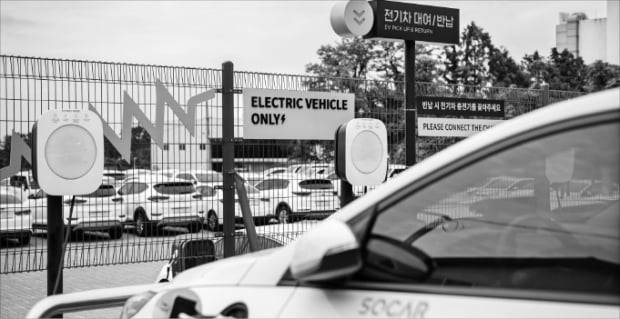 서울 시내 주차장의 전기차 충전기에서 쏘카의 전기차가 배치돼 있다. 쏘카 제공