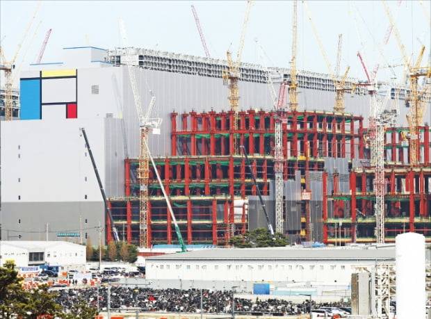 삼성전자는 연간 수십조원의 설비투자를 위해 유동성을 현금과 만기 1년 미만 금융상품 등으로 운용하고 있다. 사진은 지난 3월 삼성전자 평택캠퍼스 공사 현장 모습.  연합뉴스