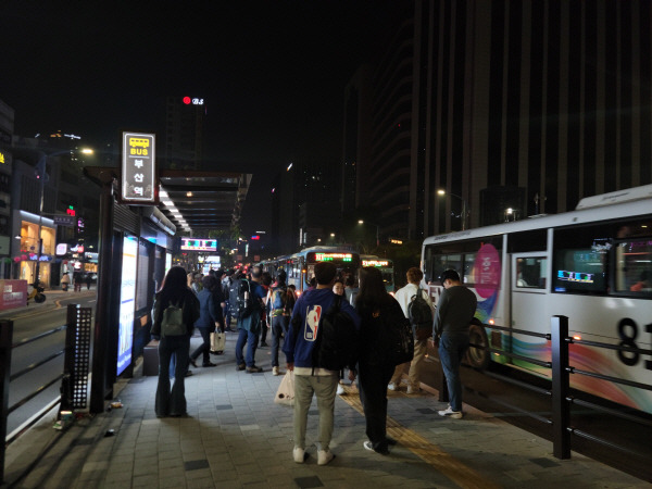 지난 14일 밤 도시철도 1호선 일부 구간 운행이 고장으로 중단되자 전철에서 내려 버스 등을 타러 부산역 버스 승강장으로 몰린 승객들. 최혁규 기자