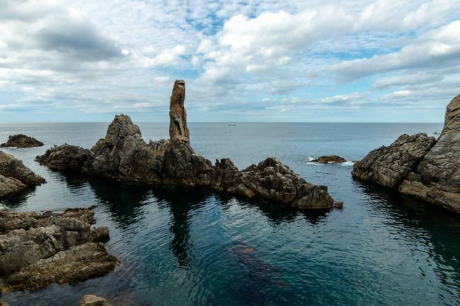 A rocky scenery of South Korea's east coast (123rf)