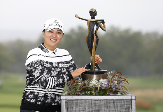 Ko Jin-young poses with the the Cognizant Founders Cup trophy after winning the event on Oct. 10, 2021 in West Caldwell, New Jersey. [AP/YONHAP]